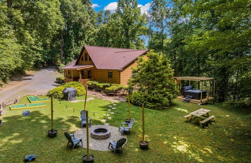 Cosby Cabina | Secluded Cabin-Game Room-2 King Beds-HotTub-MiniGolf-EV Charger-Cloud Ceiling