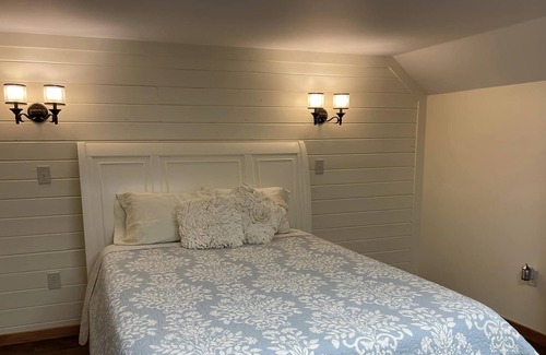 Bladensburg Cabina | Secluded Cabin Home with Hot Tub on over 10 acres