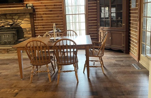 Bladensburg Cabina | Secluded Cabin Home with Hot Tub on over 10 acres