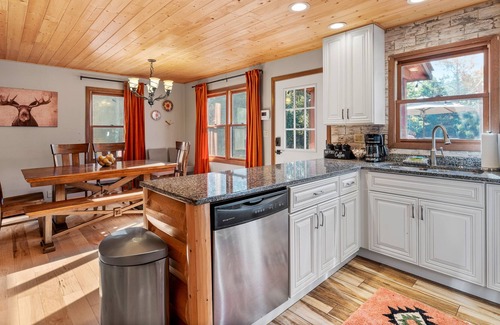 Necedah Cabina | Secluded Cabin/HotTub + Swimming Pool + Game Room