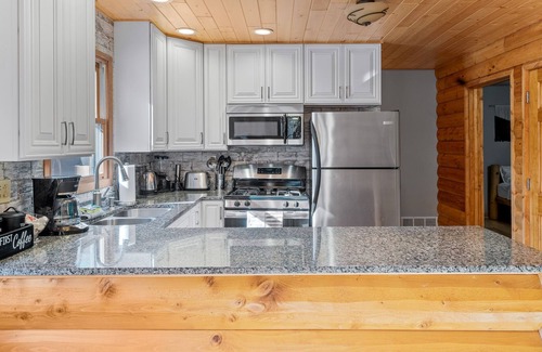 Necedah Cabina | Secluded Cabin/HotTub + Swimming Pool + Game Room