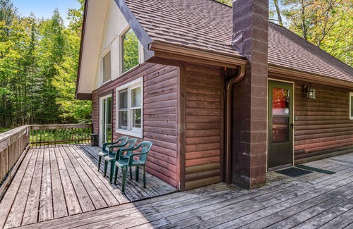 Land O Lakes Casa | Secluded Cabin in the Trees W/ Fast WiFi, Large Deck, Full Kitchen & Loft