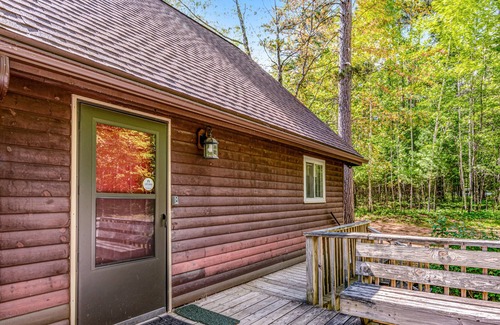 Land O Lakes Casa | Secluded Cabin in the Trees W/ Fast WiFi, Large Deck, Full Kitchen & Loft
