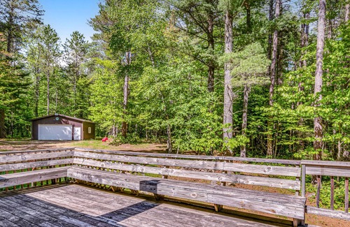 Land O Lakes Casa | Secluded Cabin in the Trees W/ Fast WiFi, Large Deck, Full Kitchen & Loft
