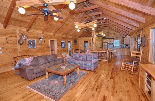 New Plymouth Cabina | Serenity Lodge en Hocking Hills en 101 acres