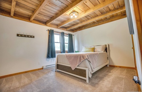 Warfordsburg Cabina | Secluded Cabin in the Woods with Hot Tub & Large Deck