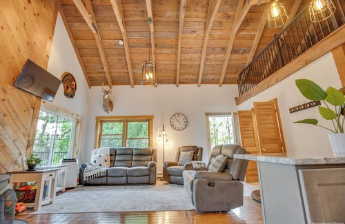 Warfordsburg Cabina | Secluded Cabin in the Woods with Hot Tub & Large Deck