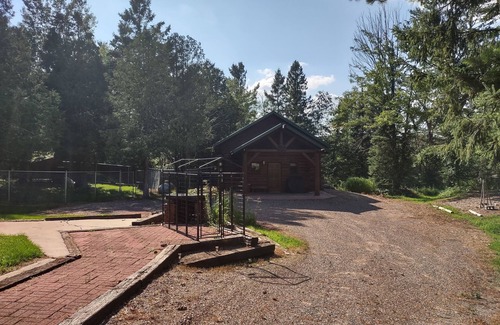 Chetek Cabina | Secluded cabin in the woods-UTV, hunting, fishing, pet friendly