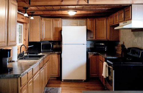 Ray Cabina | Secluded Cabin near Hocking Hills - pet friendly!