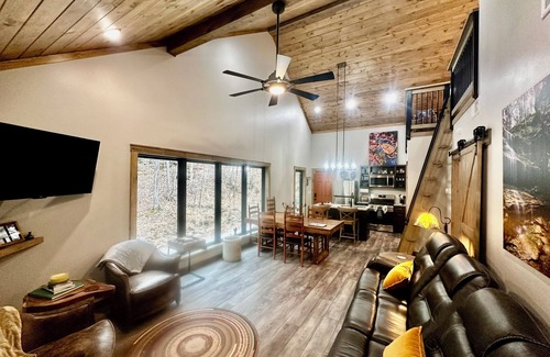 Parthenon Cabina | Secluded cabin next to creek with hot tub + fire pit. Walking distance to river.