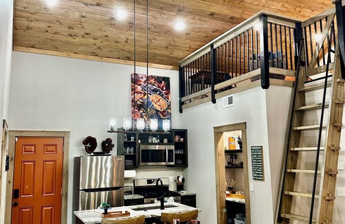 Parthenon Cabina | Secluded cabin next to creek with hot tub + fire pit. Walking distance to river.