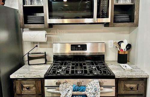 Parthenon Cabina | Secluded cabin next to creek with hot tub + fire pit. Walking distance to river.