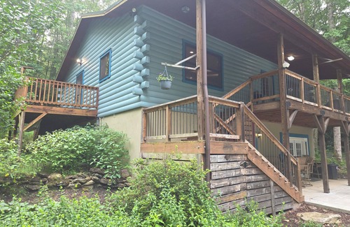 Asheville Cabina | Secluded cabin on 2 wooded acres in charming Clyde