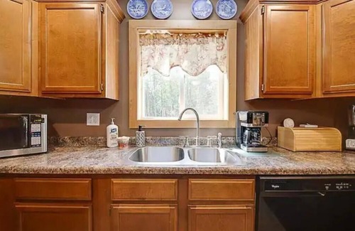 Ingalls Cabina | Secluded Cabin on 40 acres with a hot tub.