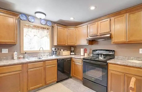 Ingalls Cabina | Secluded Cabin on 40 acres with a hot tub.
