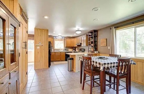 Ingalls Cabina | Secluded Cabin on 40 acres with a hot tub.