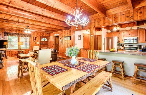 Yadkin Valley Cabina | Cabaña de montaña privada en arroyo de truchas con vistas al río desde todas las habitaciones