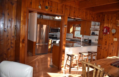 Yadkin Valley Cabina | Cabaña de montaña privada en arroyo de truchas con vistas al río desde todas las habitaciones