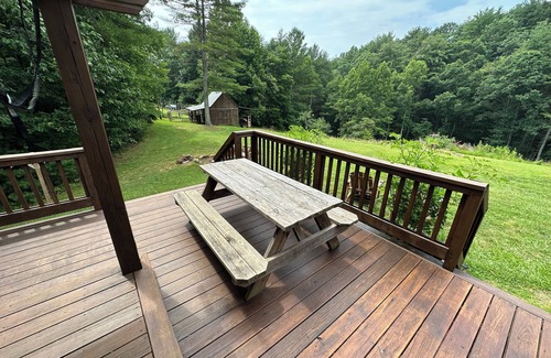 State Road Cabina | Secluded Cabin on Beautiful Riverside Farm