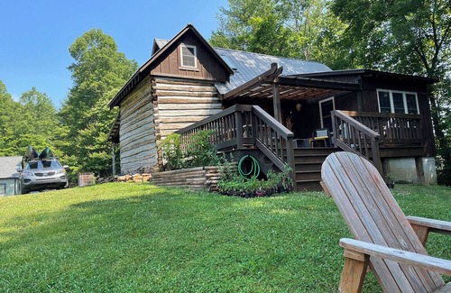 State Road Cabina | Secluded Cabin on Beautiful Riverside Farm