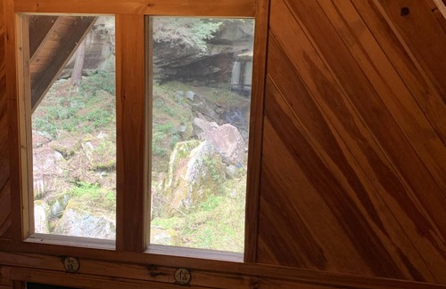 Rogers Cabina | Secluded Cabin with a private waterfall at Spirit Lake and internet