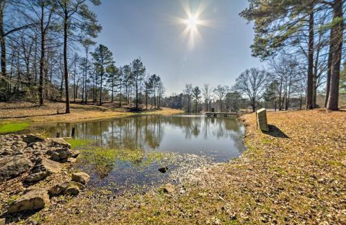 Hueytown Casa | Secluded Cabin with Fishing Pond near Hunting!