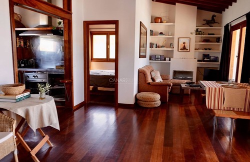 Pájara Apartamento | Casa Simbad: Elegancia Rústica con Piscina en Exuberante Jardín