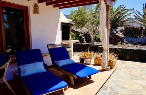 Pájara Apartamento | Casa Simbad: Elegancia Rústica con Piscina en Exuberante Jardín