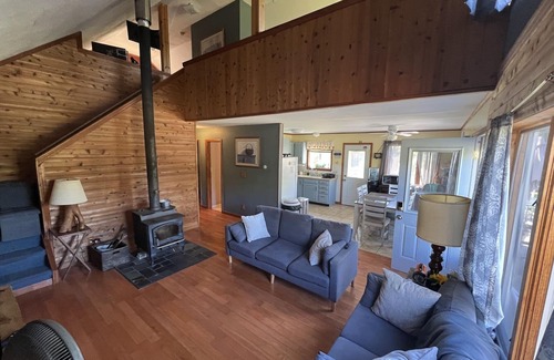 Summit Chalet De Esquí | Secluded Chalet in the Northern Catskills with FIBER Internet and EV hookup