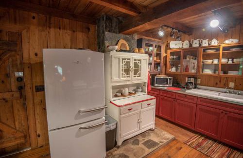 Warrensville Casa | Secluded & Charming 3 Bed Cabin, Dogs OK, 20 mins to W Jefferson