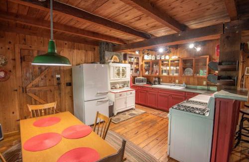 Warrensville Casa | Secluded & Charming 3 Bed Cabin, Dogs OK, 20 mins to W Jefferson