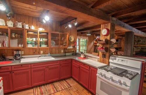 Warrensville Casa | Secluded & Charming 3 Bed Cabin, Dogs OK, 20 mins to W Jefferson