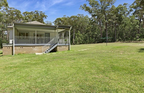 St. Georges Basin Casa | Secluded Cottage Surrounded by Eucalyptus Trees and Native Wildlife