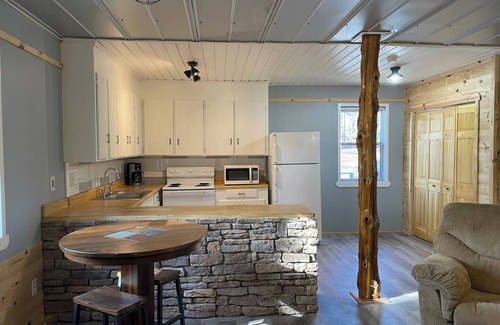 Batesburg Cabina | Secluded Cottage on a Pond