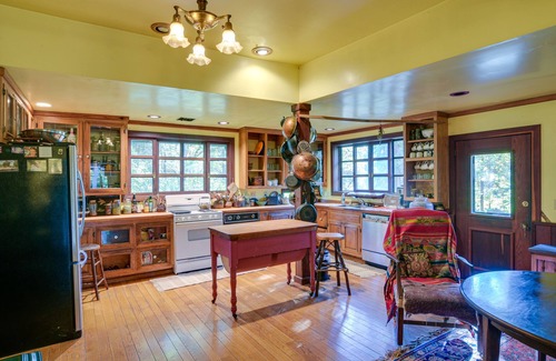 Chico Casa | Secluded Cohasset Home w/ Pool & Screened Porch!
