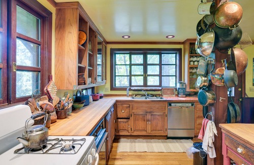 Chico Casa | Secluded Cohasset Home w/ Pool & Screened Porch!