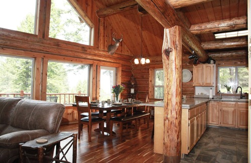 Kalispell Casa | Aislado y conveniente Inicio de registro de vista de glaciar en 15 acres totalmente actualizado 3BR / 2Bath