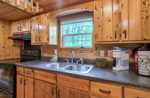 Carbon Hill Cabaña | Secluded cottage 3 miles from Old Man's Cave
