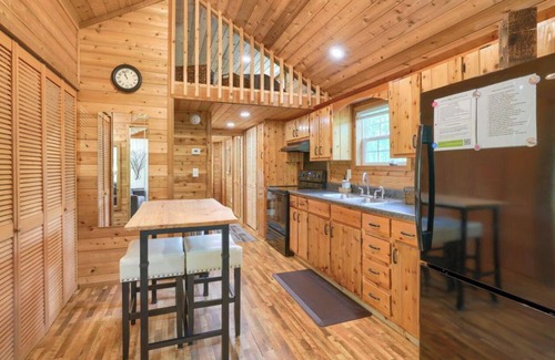 Carbon Hill Cabaña | Secluded cottage 3 miles from Old Man's Cave