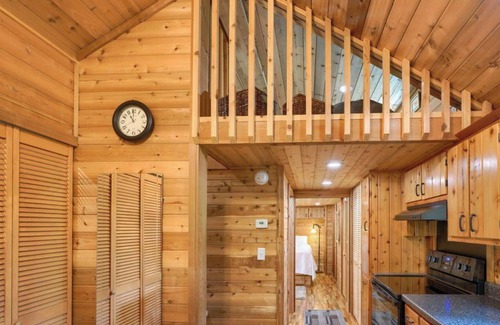 Carbon Hill Cabaña | Secluded cottage 3 miles from Old Man's Cave