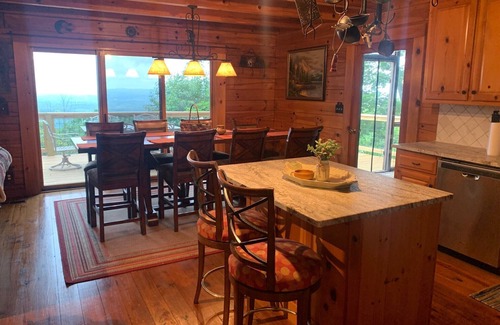 Tate Casa | Secluded & Cozy Log Cabin w/Expansive Deck Views
