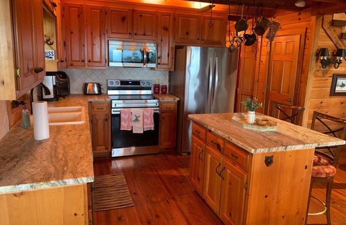 Tate Casa | Secluded & Cozy Log Cabin w/Expansive Deck Views