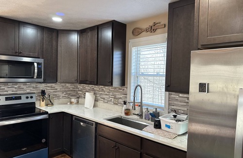 Berkeley Springs Cabina | Secluded cozy cabin with modern amenities/hot tub/pet friendly/wifi