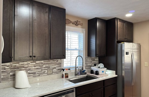 Berkeley Springs Cabina | Secluded cozy cabin with modern amenities/hot tub/pet friendly/wifi