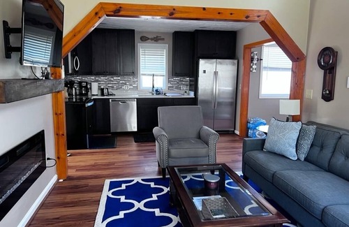 Berkeley Springs Cabina | Secluded cozy cabin with modern amenities/hot tub/pet friendly/wifi