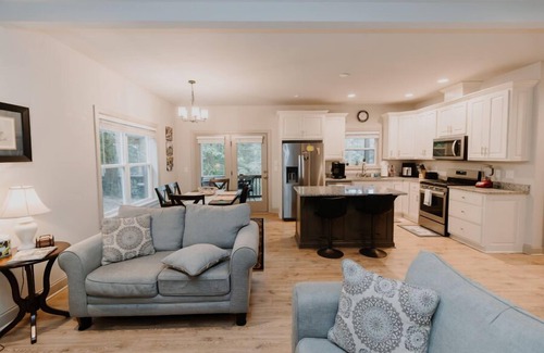 Dahlonega Casa | Secluded Creekside Cabin Heart of Dahlonega Wine, Weddings, and Adventure