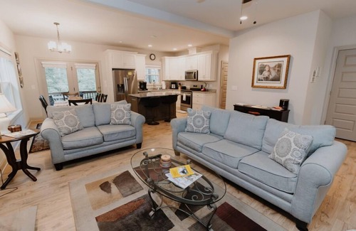 Dahlonega Casa | Secluded Creekside Cabin Heart of Dahlonega Wine, Weddings, and Adventure