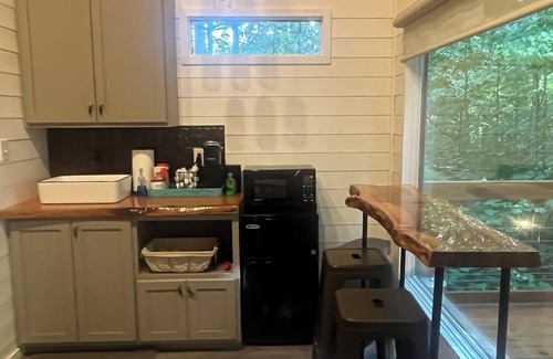 Shelby Cabina | Secluded creekside treehouse cabin in Shelby with hot tub, AC, WiFi