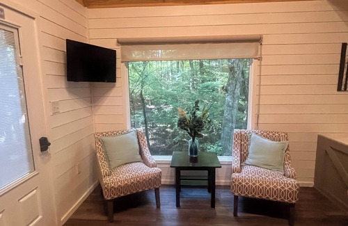Shelby Cabina | Secluded creekside treehouse cabin in Shelby with hot tub, AC, WiFi
