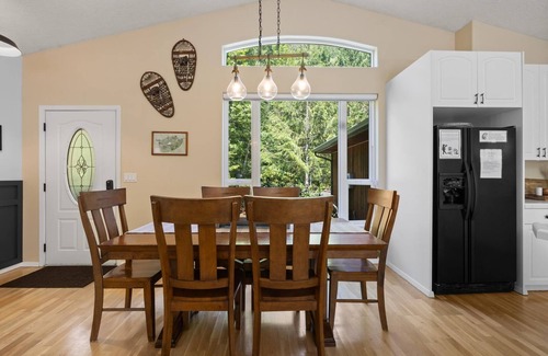 Mount Hood Village Cabina | Secluded Creekside Home with Hot Tub and Fire Pit